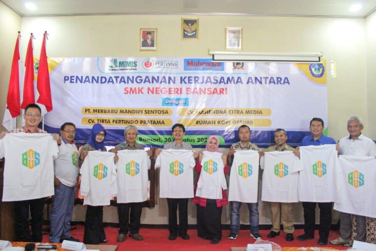 PENANDATANGANAN MOU YANG DIHADIRI OLEH KEPALA CABANG DINAS PENDIDIKAN WILAYAH 8 PROVINSI JAWA TENGAH