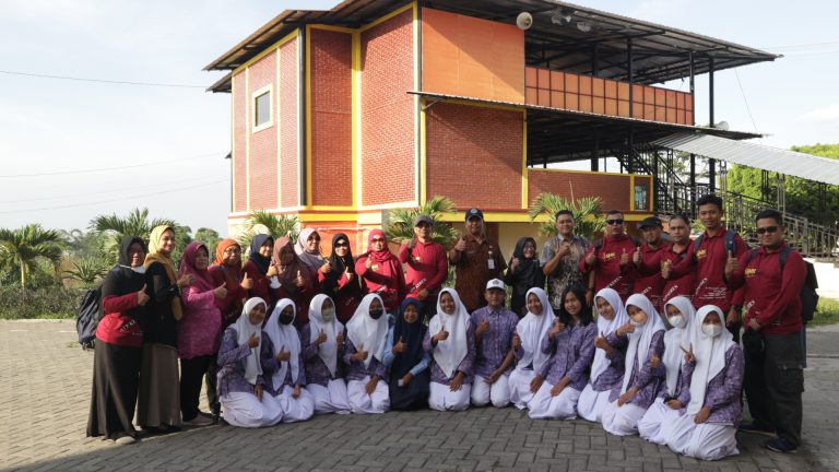 KUNJUNGAN PERWAKILAN GURU SMK SE-INDONESIA DALAM PROGRAM UPSKILLING DAN RESKILLING SEKOLAH BERTSANDAR INDUSTRI DI SMK NEGERI BANSARI