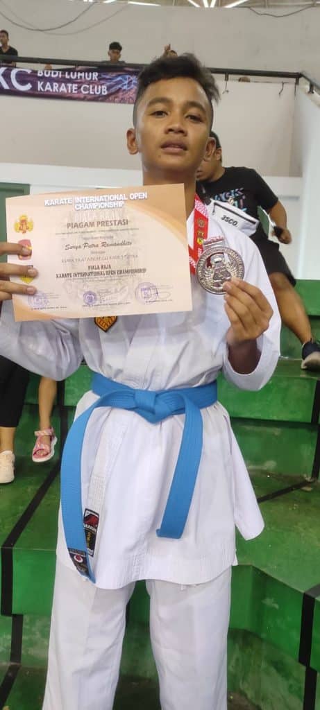 SISWA SMKN BANSARI RAIH JUARA II LOMBA KARATE DALAM RANGKA PIALA RAJA OPEN CHAMPIONSHIP 2022